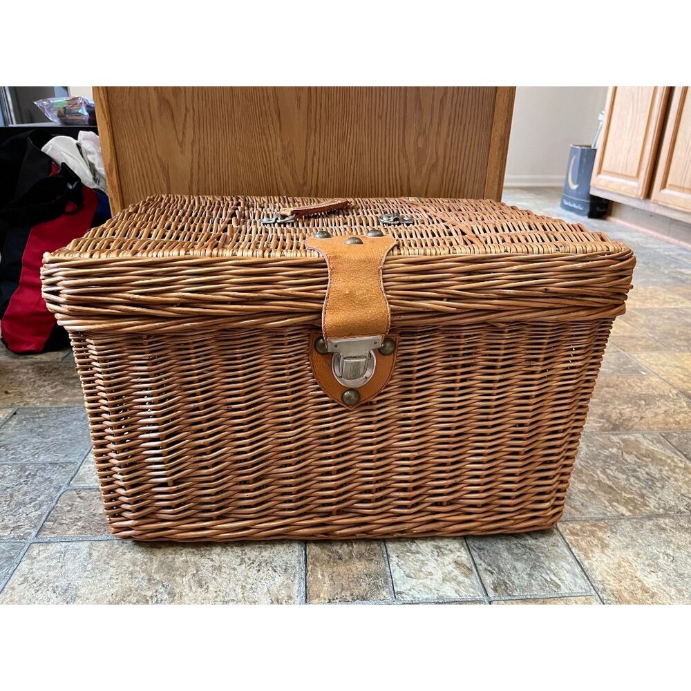 Vtg Large Wicker Basket Rectangle With Lid Snap Closure Storage Basket Display